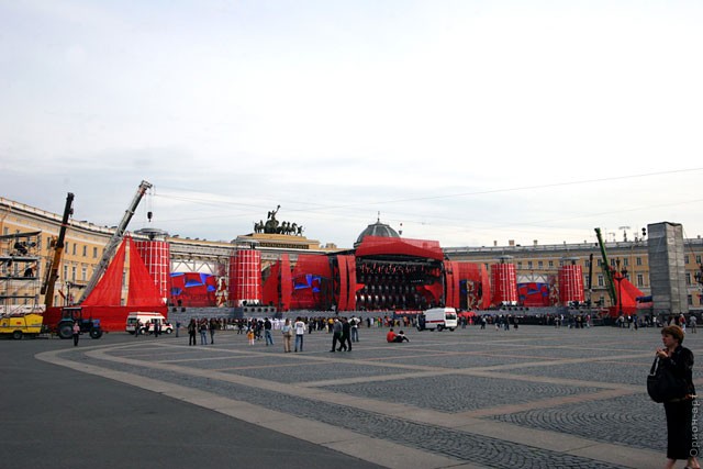 Декорации на Дворцовой площади для бала выпускников «Алые паруса»