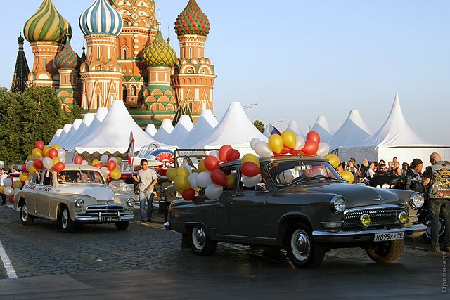 парад автомобилей на главной площади страны