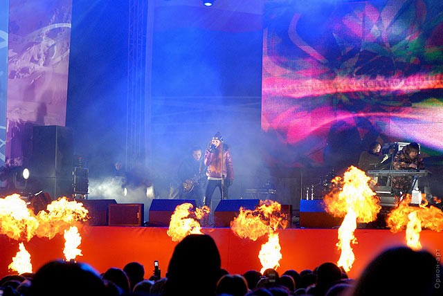 Огневые эффекты на сцене в Мурманске