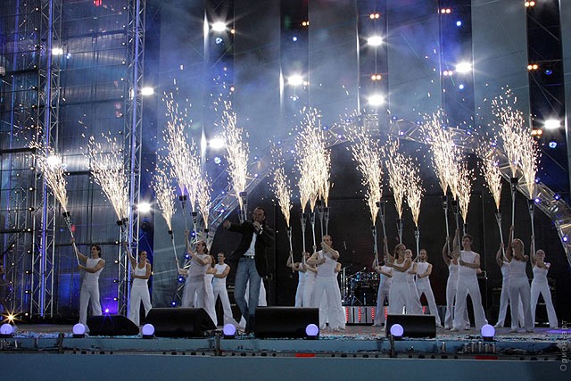 Ручные факелы на сцене 12 июня 2009 года