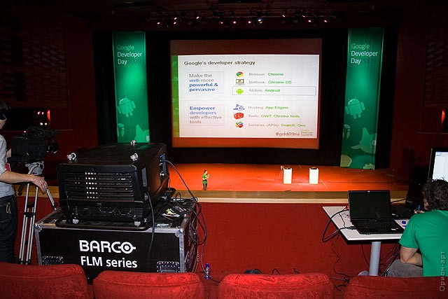 Изображение на экран проецирует прибор Barco FLM HD 18